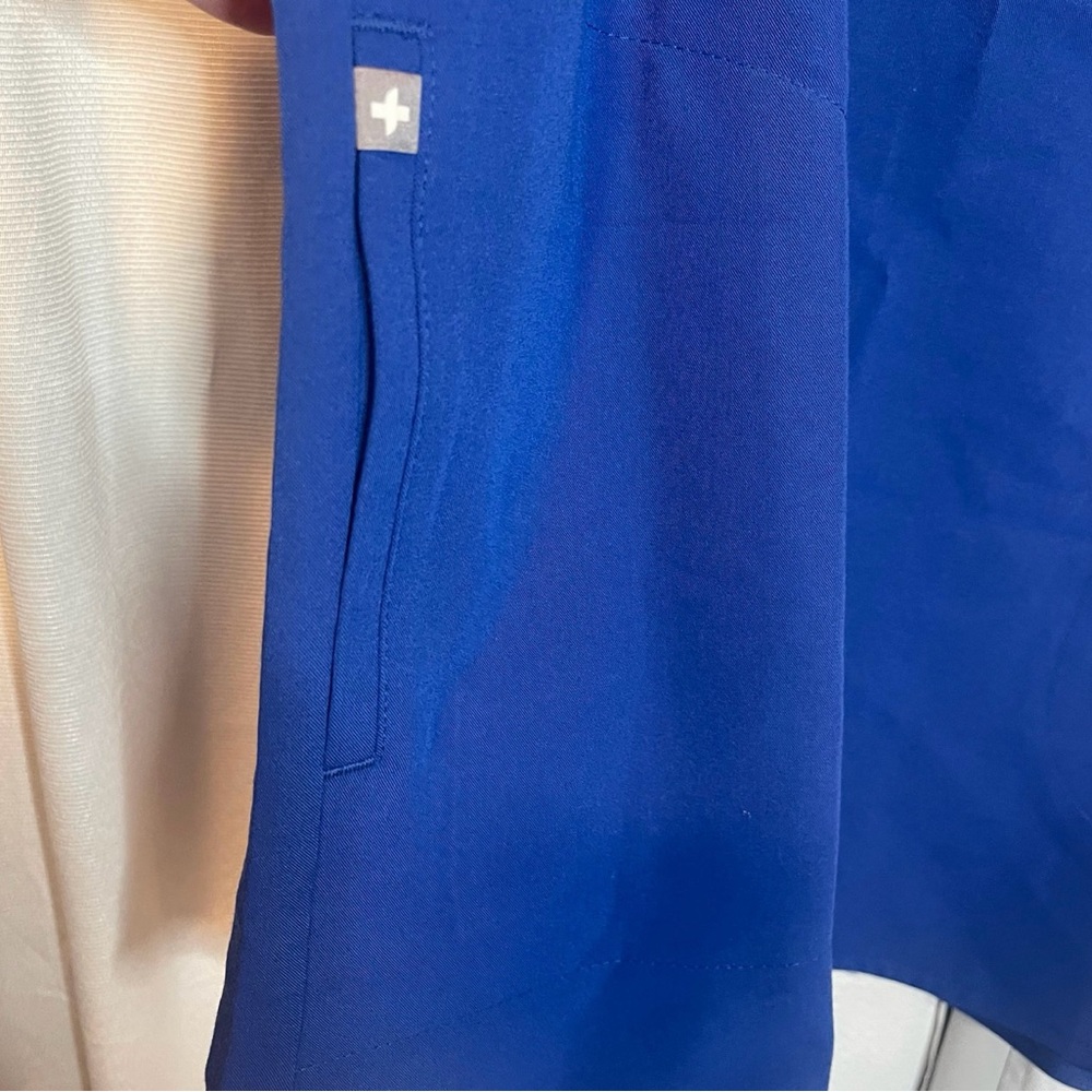 FIGS Rafaela Scrub Top - Picture 4 of 6